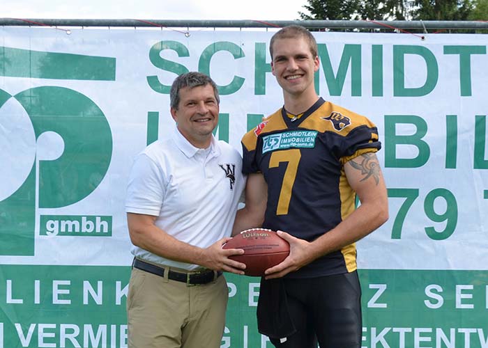 Martin Hanselmann mit dem Quarterback der Würzburg Panthers nach dem Sieg der Meisterschaft